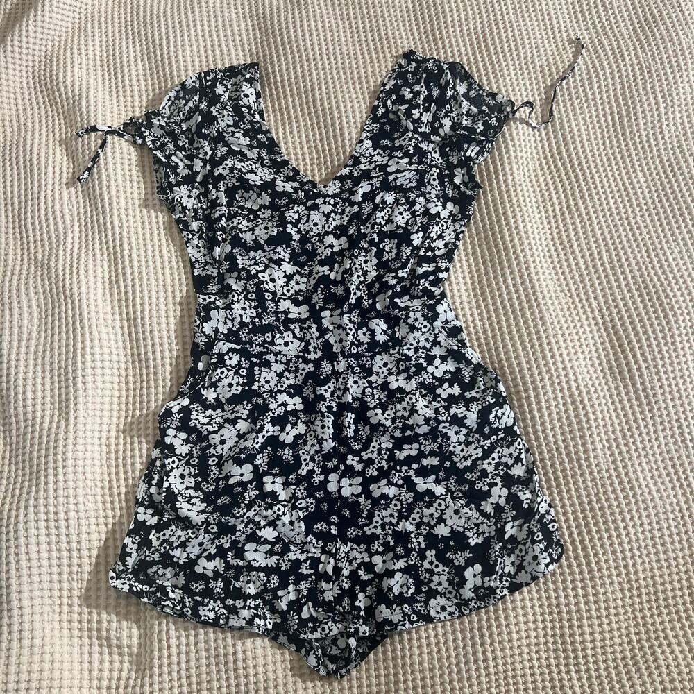 Express Black & White Floral Romper Flutter Sleeve Size 0